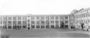 八乙女盛典④ 正面1階中央左右が物理教室（左端科学実験室）.png