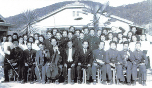 秋月 今にして知る秋月先生 岡山ヒューゲルコール（昭和23年4月六高講堂前にて）.png