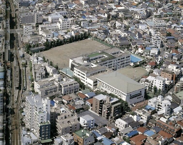 ファイル:航空写真校舎と目蒲線WS000017.jpg