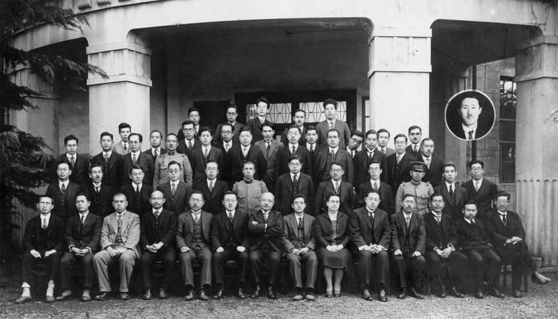ファイル:1930年度職員集合 40周年記念誌P8掲載元写真p.jpg