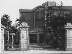 1954 正門・校舎(1955卒業アルバム)高07 003.jpg