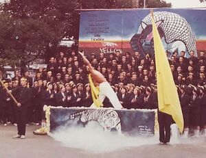 1975年度別頁掲載用3 応援合戦黄色組 2.jpg